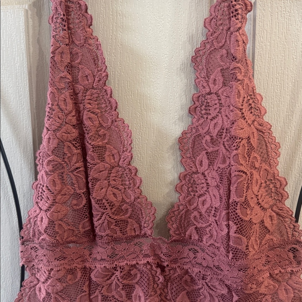 Forever 21 Lace Halter Bodysuit in Mauve - Picture 2 of 4